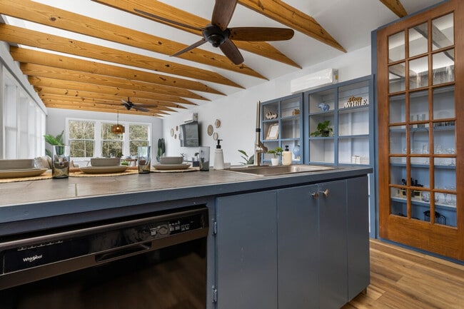 Building Photo - 304 Tide St