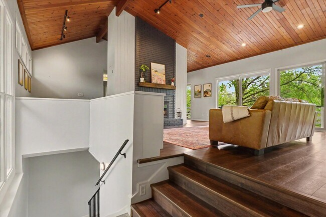 Building Photo - 1010 Parkview Dr