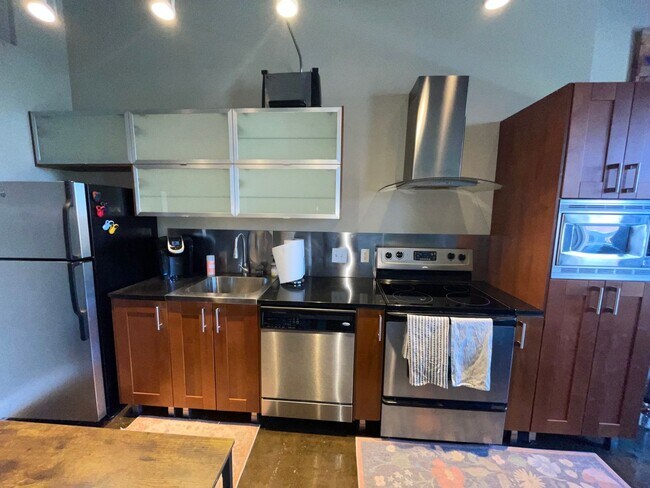 Building Photo - Coming Soon: Stylish Loft in the Heart of ...