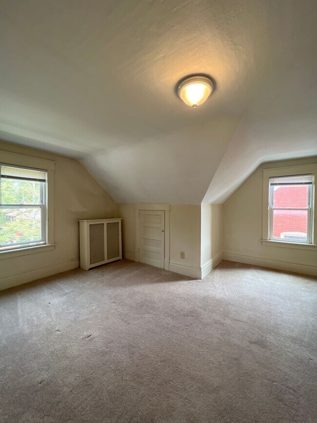 Building Photo - Two Bedroom apartment near engineering and...