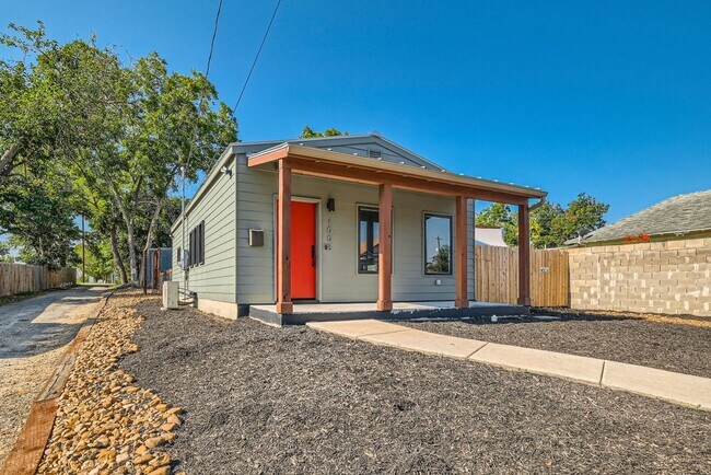 Building Photo - Home with Guest Suite