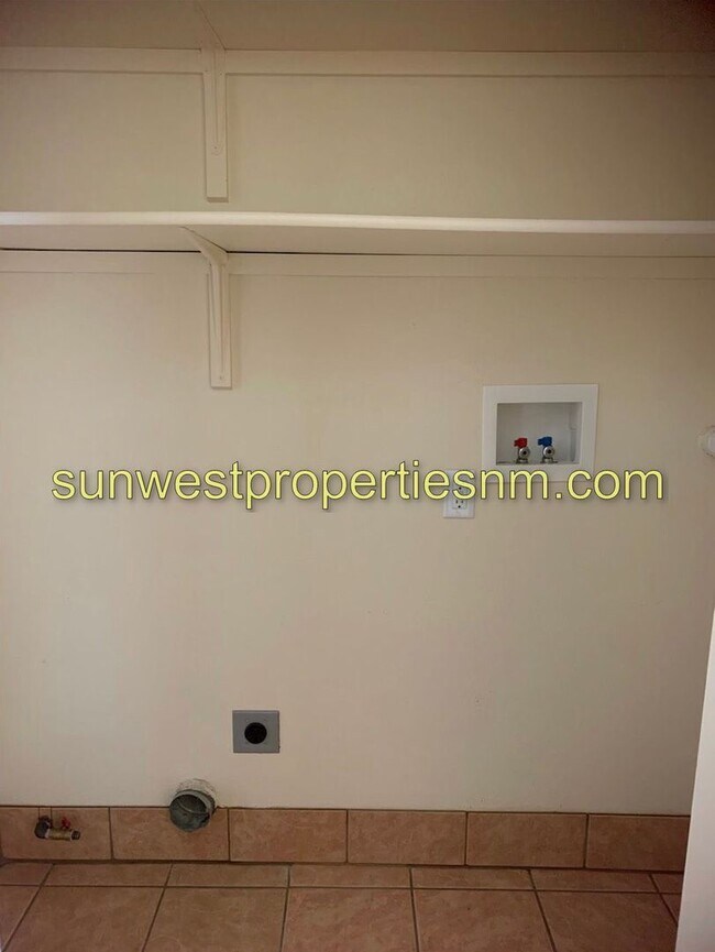 Building Photo - 820 Vine Ave