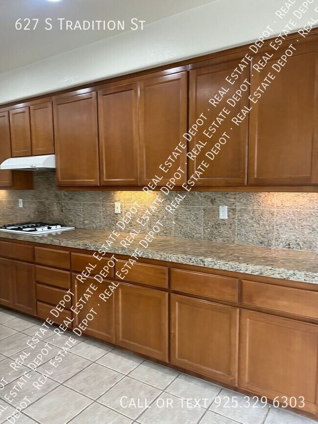 Building Photo - 627 Tradition St