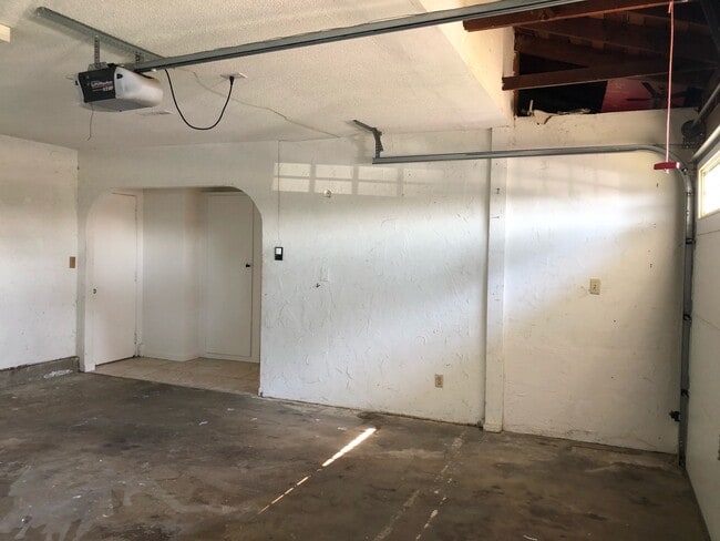Building Photo - 4218 W Hill Ave