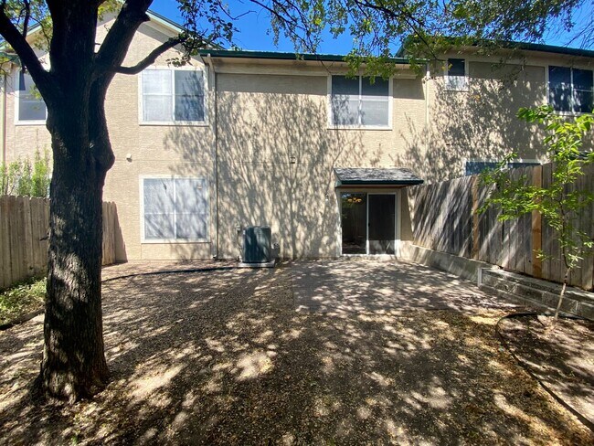 Building Photo - 3 Bedroom Townhouse Condo-North Austin!