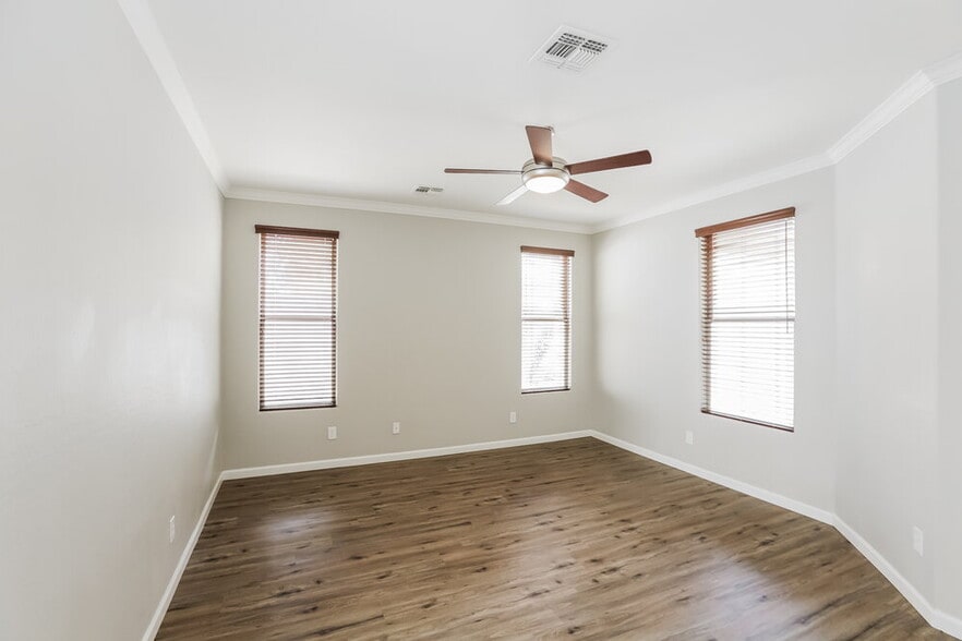 Building Photo - 6806 W Evergreen Terrace