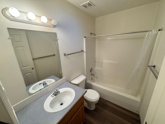 Building Photo - 807 E Mission Ave