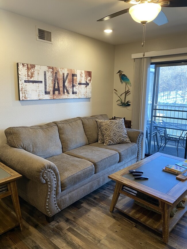 Building Photo - 611 Lazy Days Rd