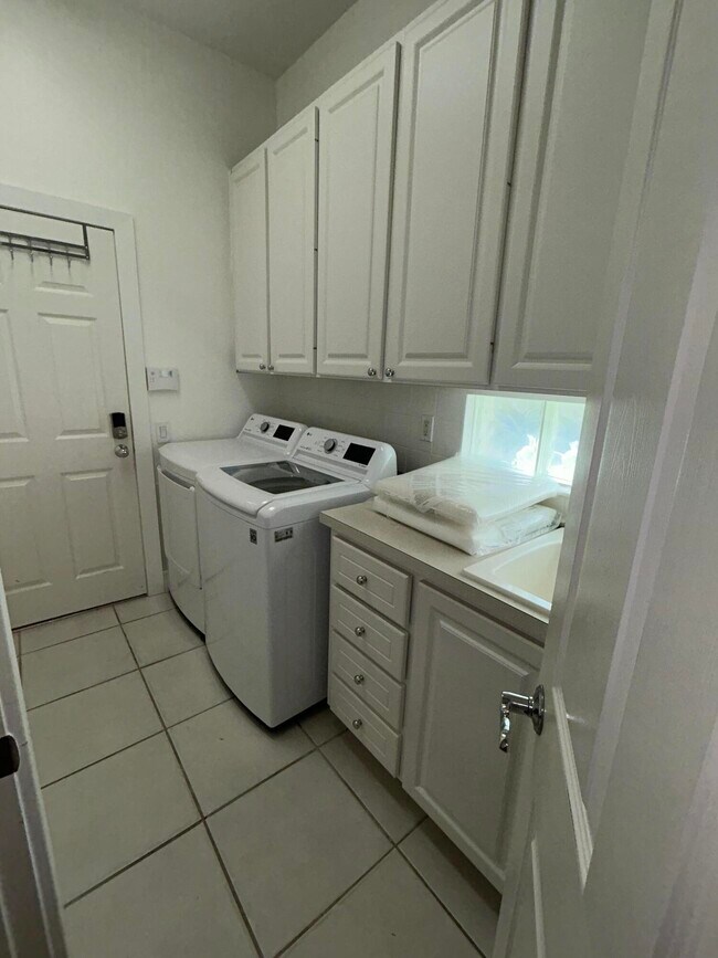 Building Photo - 8455 Belize Pl