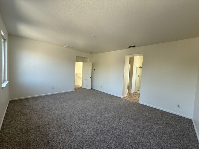 Building Photo - 2-story 4bed 2.5bath home available in Nor...