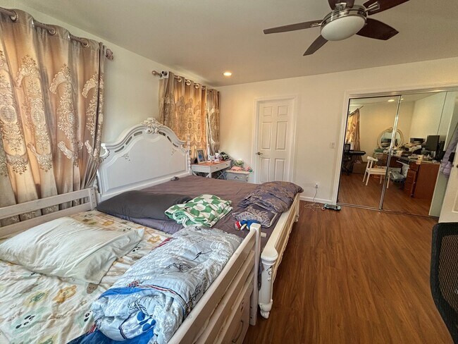 Building Photo - 2036 9th Ave