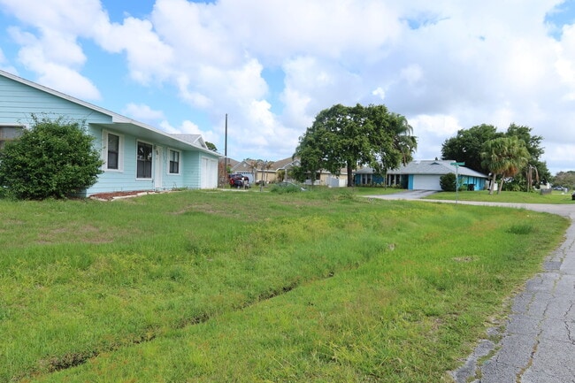 Building Photo - 601 SE Polynesian Ave