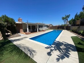 Building Photo - Great Location, Beautiful Pool!