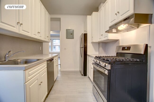 Building Photo - 250 W 104th St