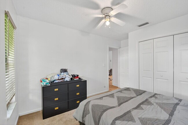 Building Photo - 2700 Yarmouth Dr