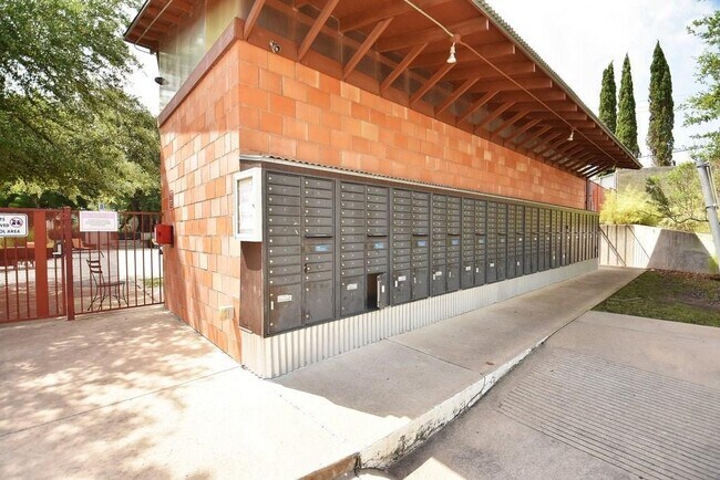 Building Photo - 2017 Warely Ln