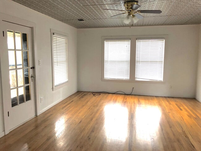 Building Photo - 462 Stringtown Rd