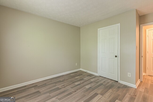 Building Photo - 5895 Hampton Ct