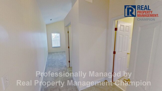 Building Photo - End Unit Condo with Open Floorplan and Spl...