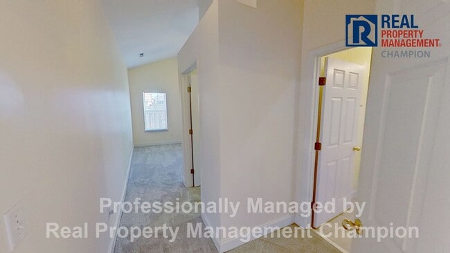 Building Photo - End Unit Condo with Open Floorplan and Split Bedrooms