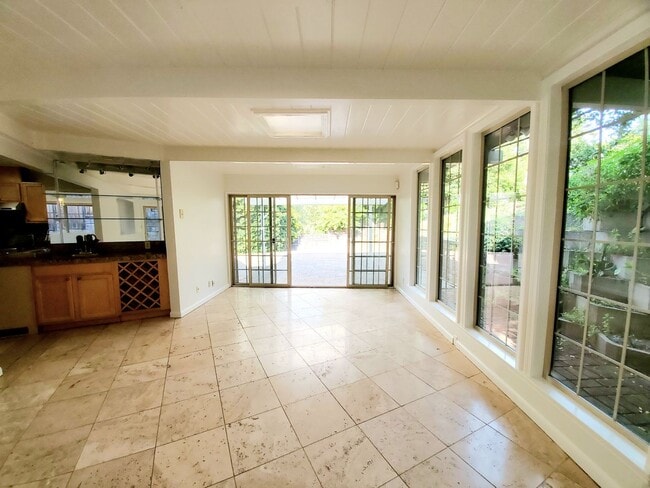 Building Photo - 2745 Summit Dr