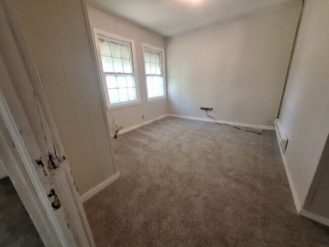 Building Photo - 3165 S Clifton Ave