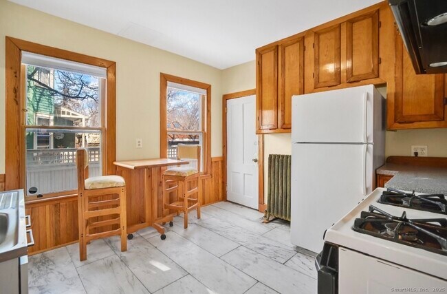 Building Photo - 52 Sherman St