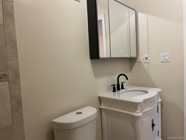 Building Photo - 410 Jericho Tpke