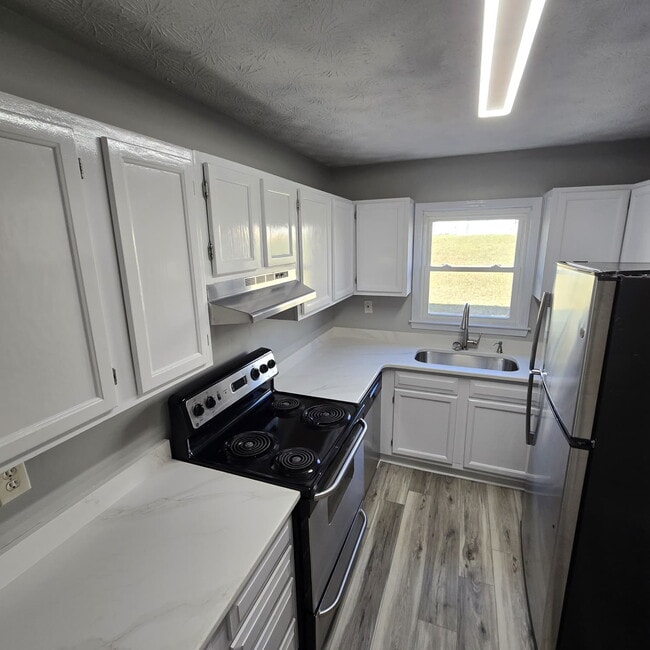 Building Photo - 2 Bedroom Townhome conveniently located near the interstate, hospital, airport, entertainment and...