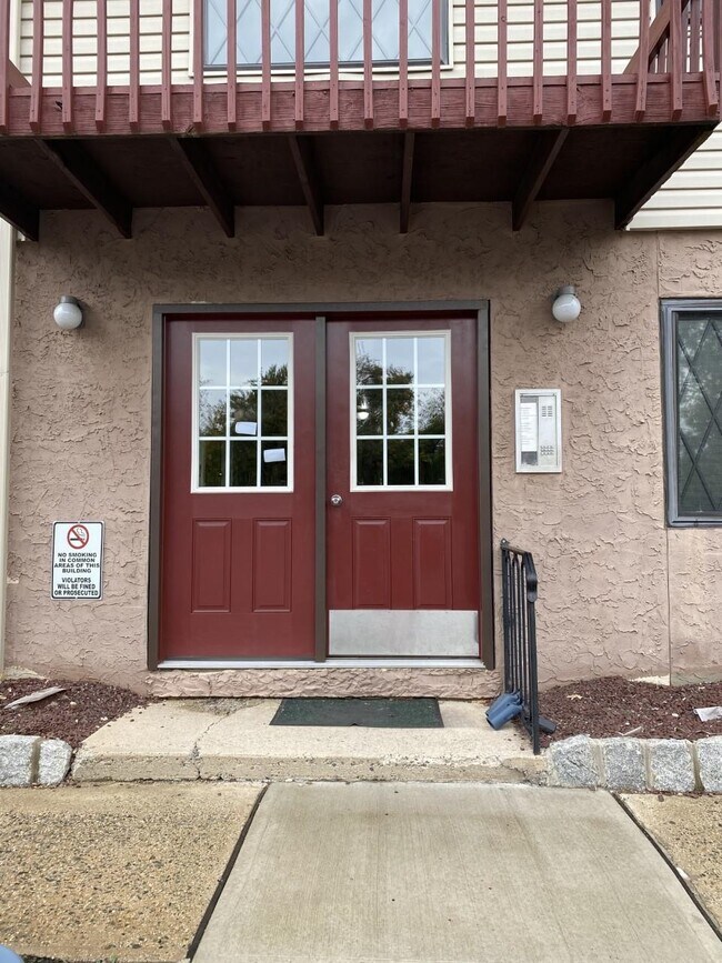 Building Photo - 846 Riverside Ave
