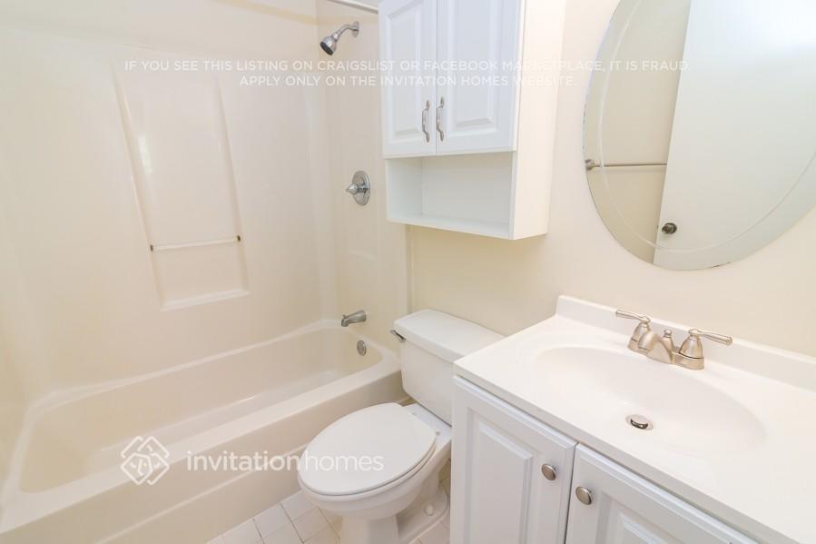 Building Photo - 1384 SW 14th Ave