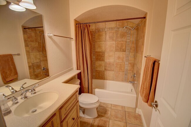 Building Photo - Beautiful NE Heights 3-4 Bedoom with Amazi...