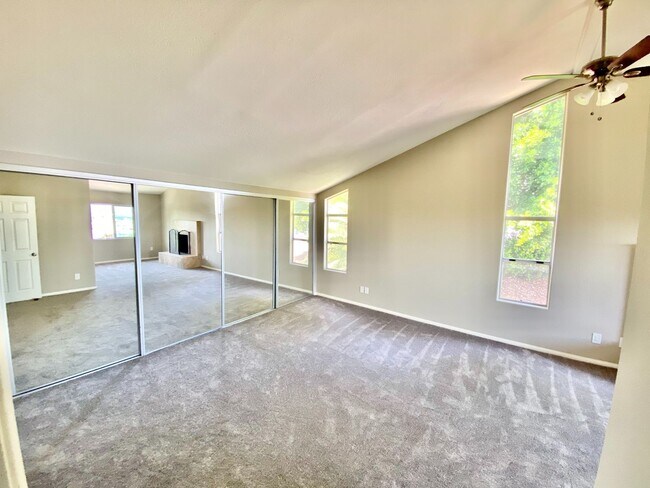 Building Photo - Large Fletcher Hills Home With 3 car Garag...