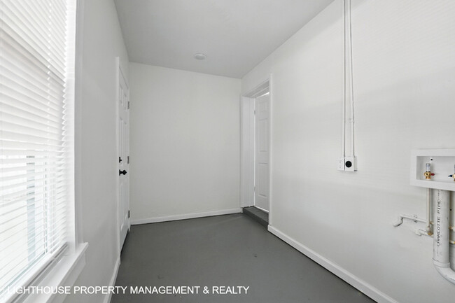 Building Photo - Fully Renovated 3 Bed/1 Bath Home with Att...
