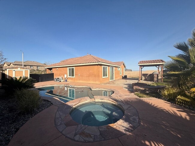 Building Photo - West Palmdale 3 Bedroom Home