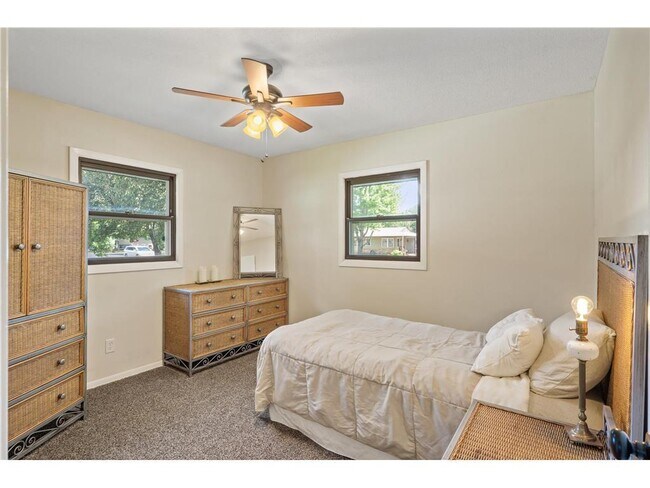 Building Photo - 9457 Saratoga Ln N