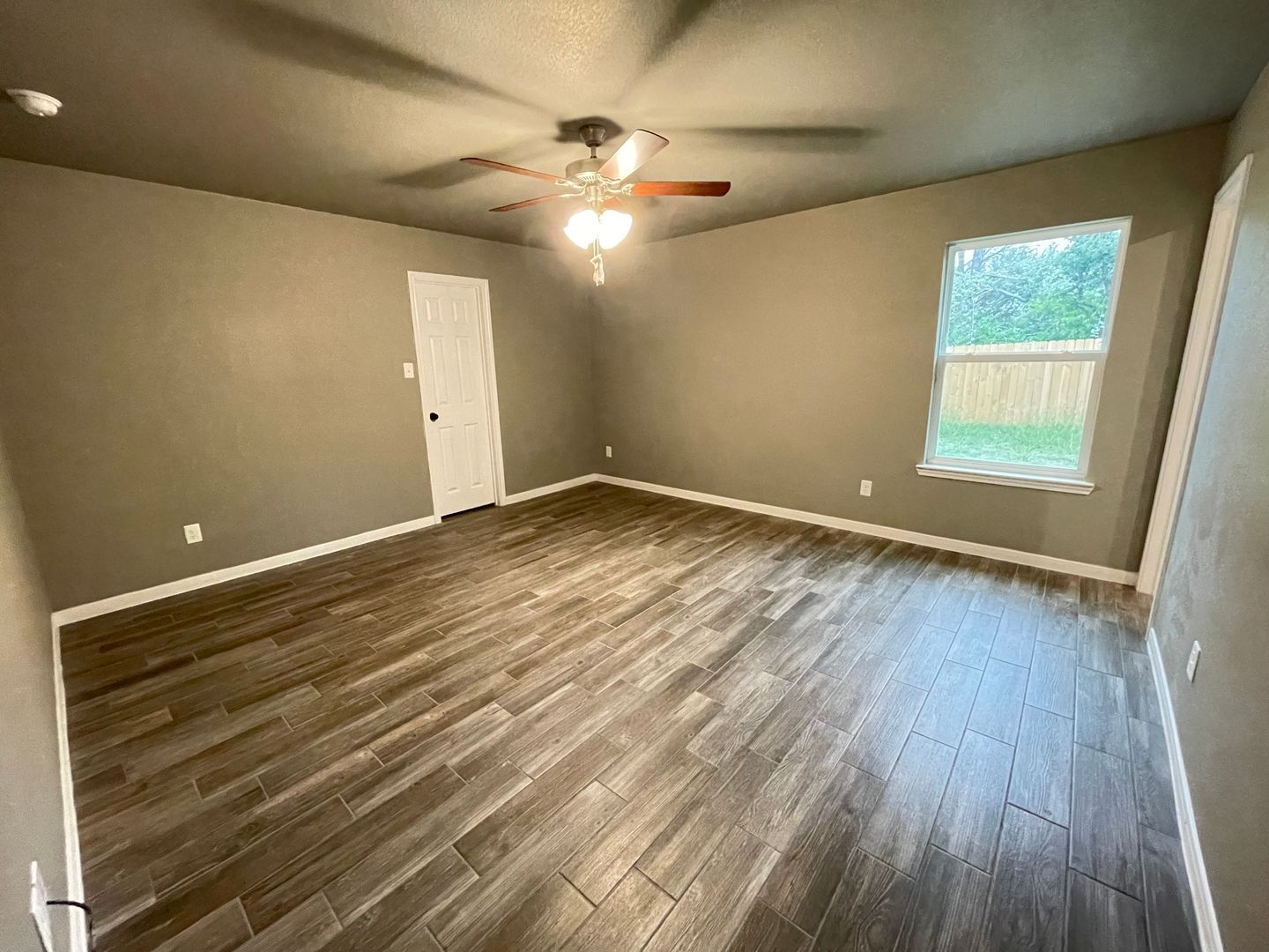 Building Photo - 208 W Beeline Ln