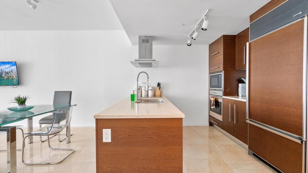 Building Photo - 475 Brickell Ave