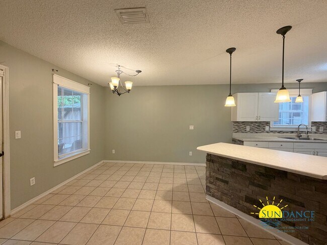 Building Photo - Charming 3 Bedroom Home in Mary Esther near Hurlburt Field!