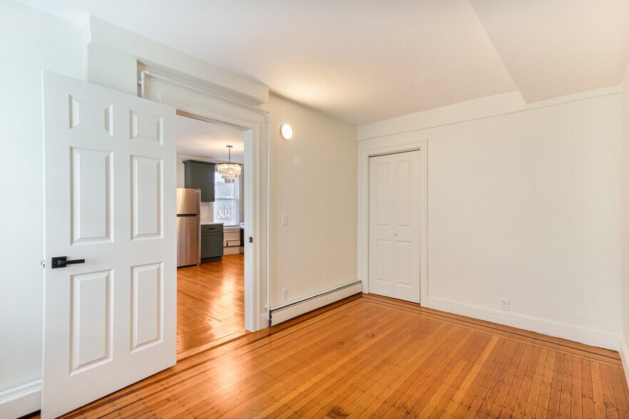 Building Photo - 169 Waterman St