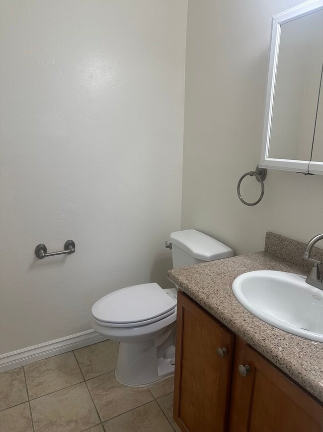 Building Photo - E MADISON - BEAUTIFUL 2nd FLR CONDO IN EL ...