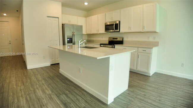 Building Photo - 4612 Hollister Ave