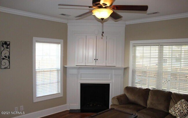 Building Photo - 2325 Dovedale Dr