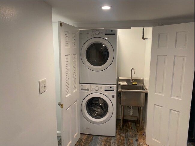 Building Photo - 1 Month Off! Available Now!  // 3bedroom 2.5 bathroom Condo// Trinidad//Private Parking Included