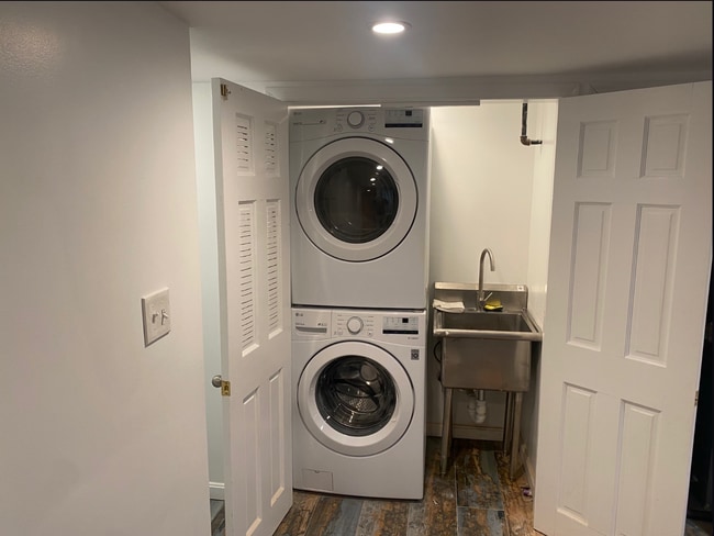 Building Photo - Available Now!  // 3bedroom 2.5 bathroom C...
