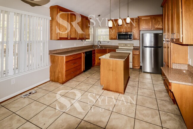 Building Photo - Easy living in this 4 BR, 2.5 BA home