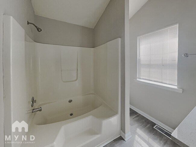 Building Photo - 3708 Oakwood Manor