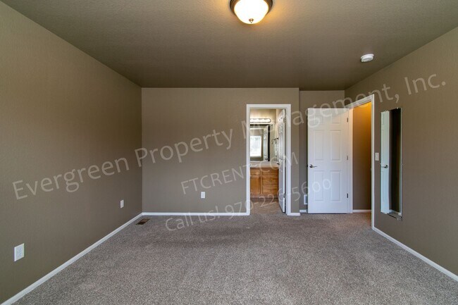 Building Photo - 3 bed, 3 bath Corner Lot in the Maple Hill...