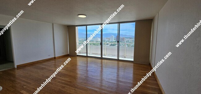 Building Photo - Charming 3 Bedroom, 2 Bathroom, 1500 Sq Ft Apartment with amazing balcony views of Albuquerque an...
