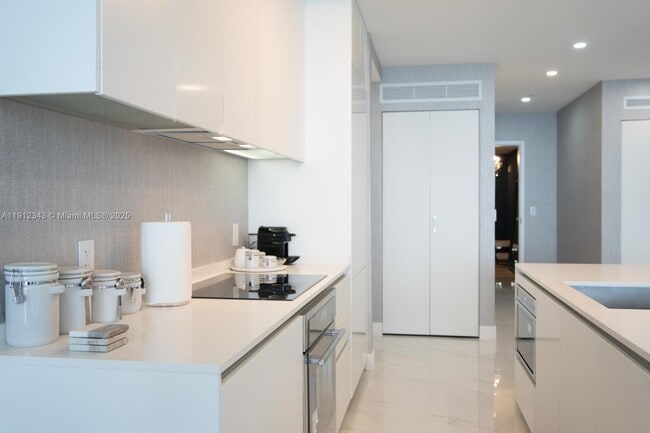 Building Photo - 700 NE 24th St